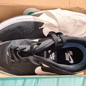 Nike SB Alleyoop (GS) Black/White 6.5Y/8W NIB (box damaged)